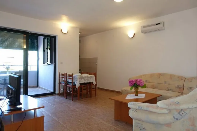 Holiday apartment with terrace - Image 1