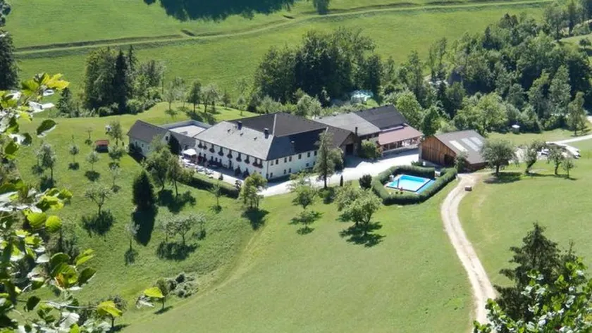 Children-friendly holiday apartment with BBQ, pool & garden - Image 1