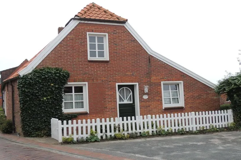 House with terrace & garden - Image 1