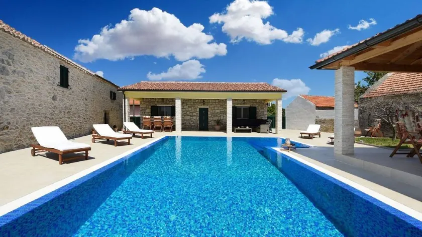 Holiday apartment with private pool, terrace & garden - Image 1