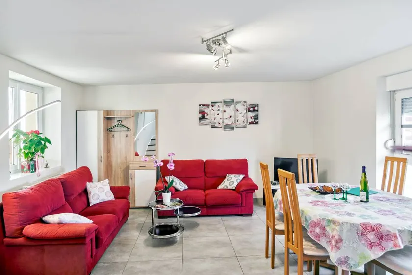Fully equipped holiday home with garden & terrace | Garden view - Image 1