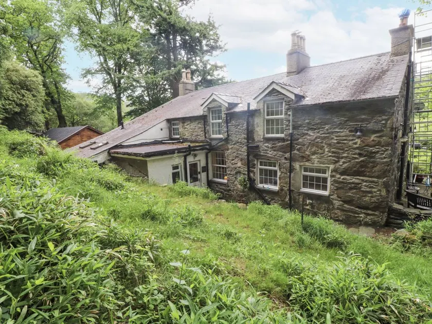 Cottage with garden - Image 1