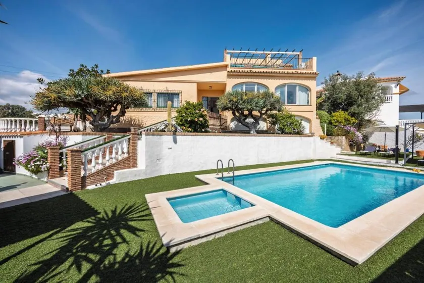 Child-friendly spacious villa with garden, terrace & pool | Beach view | Beach nearby | Perfect for remote work - Image 1