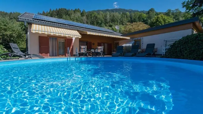 Holiday apartment with garden, barbecue & heated pool - Image 1