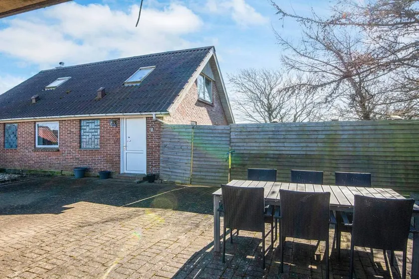 Holiday home with garden & terrace - Image 1