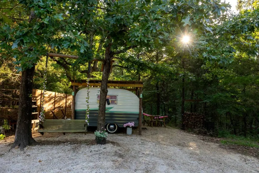 Charming Vintage Trailer with Colorful 50s Décor near Honey Grove, Texas - Image 1