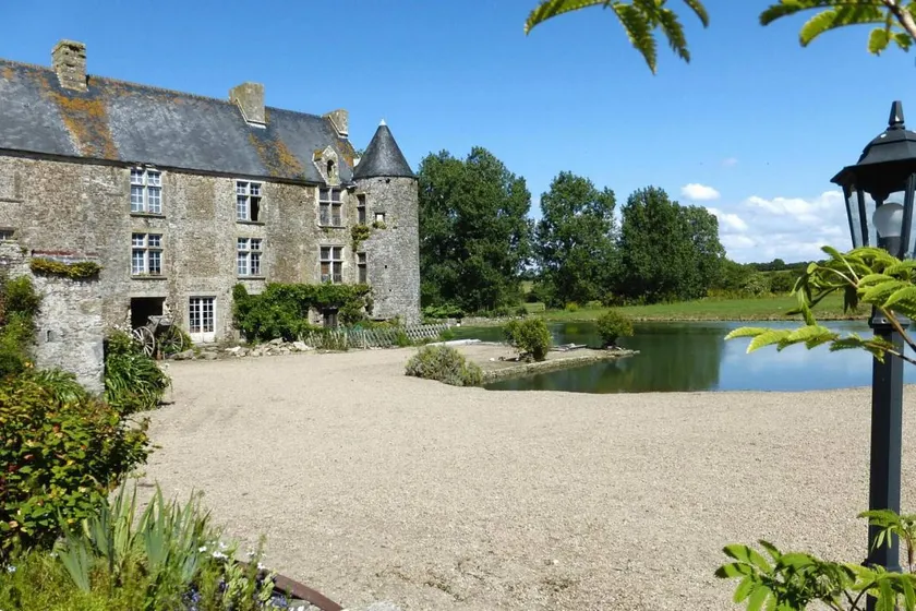 Country house on a beautiful medieval estate - Image 1