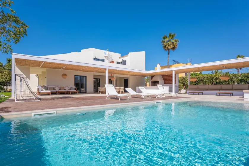 Villa with private pool, terrace & garden - Image 1