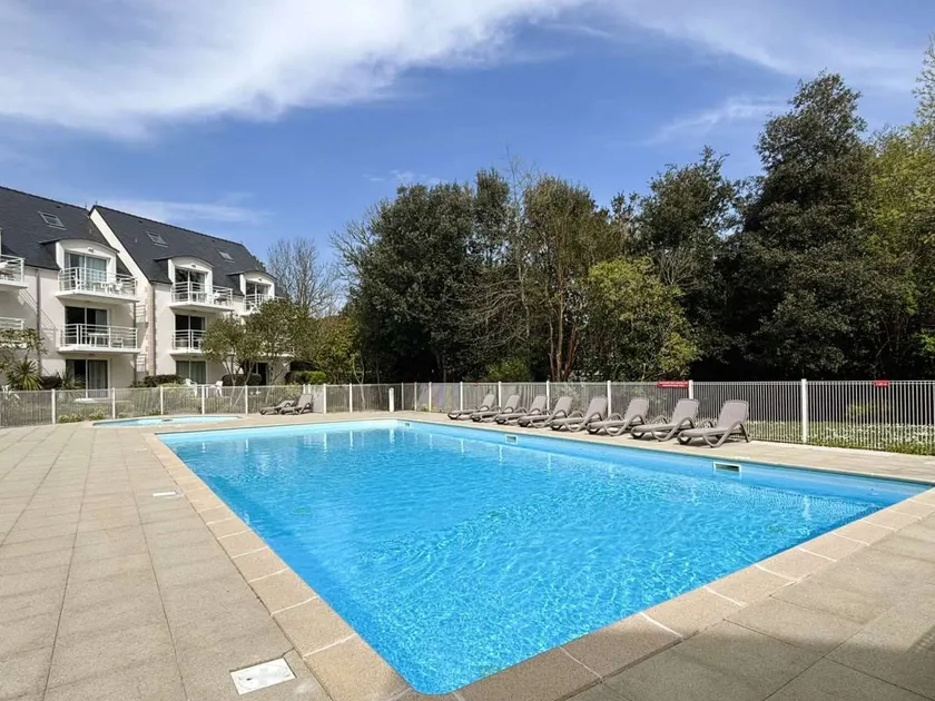 Apartment with pool - Image 1