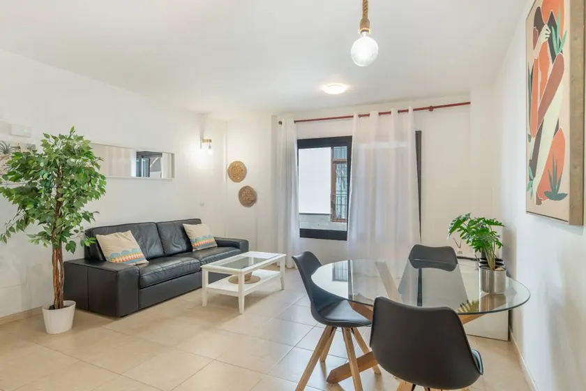 Family-friendly apartment | City view | Beach nearby | Perfect for remote work | Pets allowed - Image 1