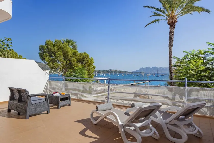 Fully equipped holiday apartment with terrace | Next to the beach - Image 1