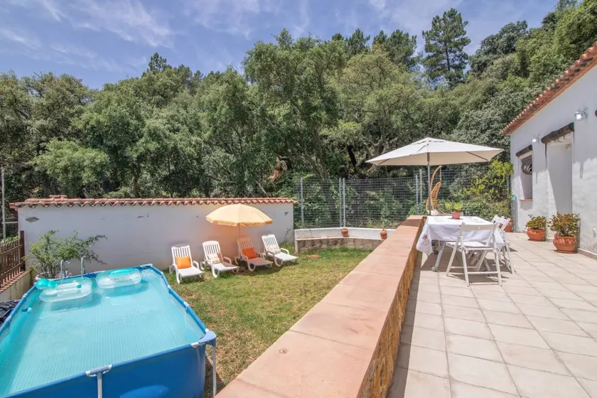 Maison de vacances entièrement équipée avec piscine privée, barbecue et jardin | Vue jardin - Image 1