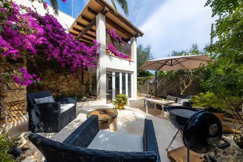 Holiday home with terrace, BBQ & garden - Image 1