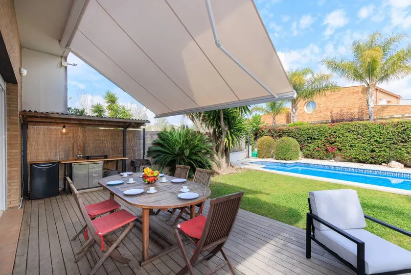 Fully equipped villa with terrace, private pool & garden - Image 1