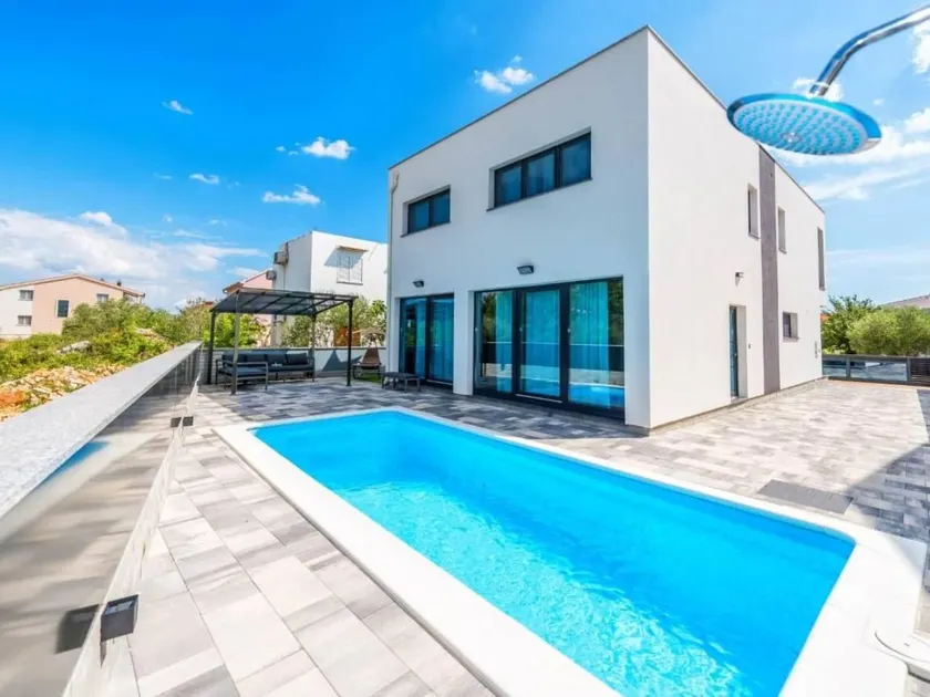 Casa con terraza, jardín y piscina privada - Image 1