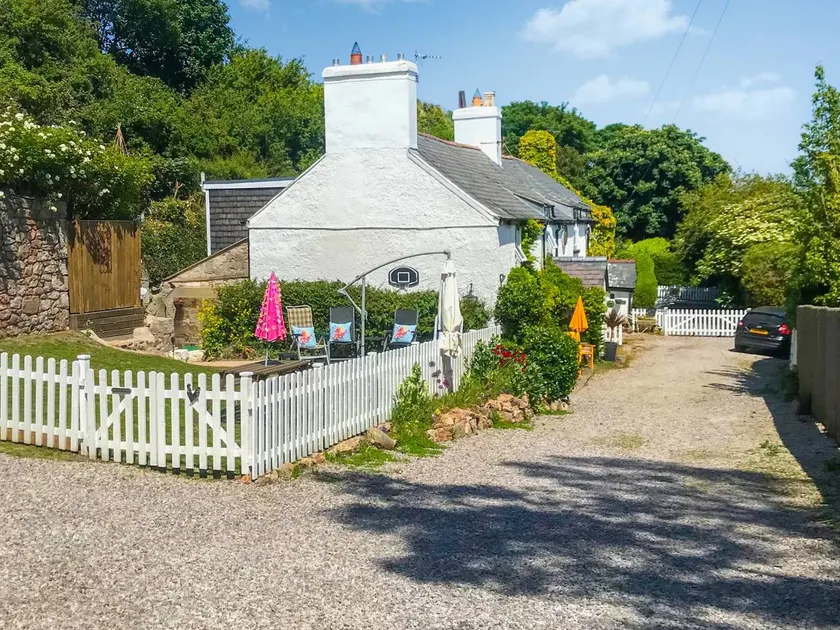 Cottage with garden & barbeque | Sea view - Image 1