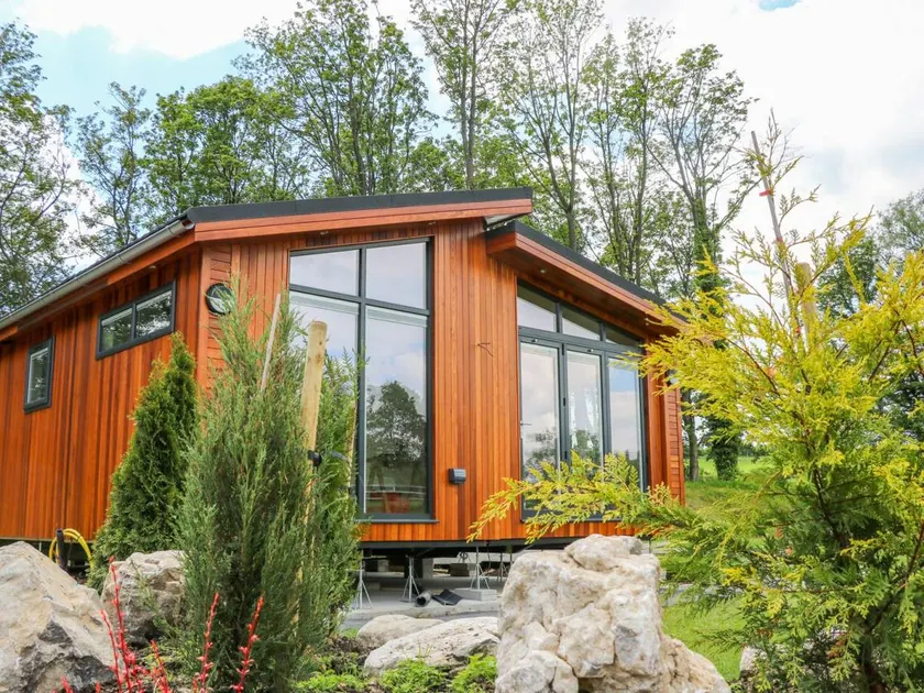 Family-oriented cottage with garden - Image 1