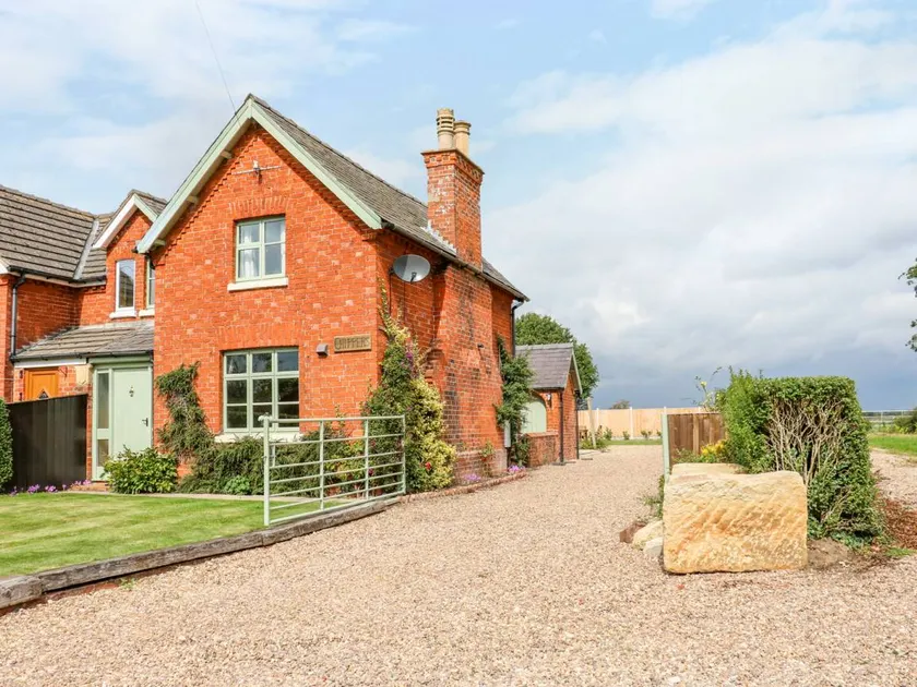 Cottage with garden - Image 1