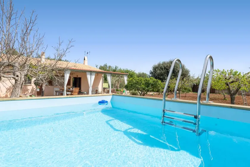 Chalet with barbeque, terrace & garden - Image 1