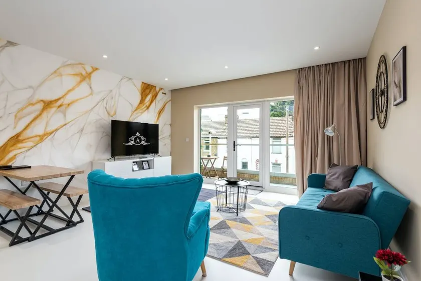 Amazing 2-bedroom Large Apartment - Image 1