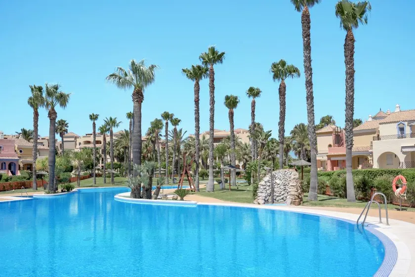 Flat with garden & pool | Sea view - Image 1