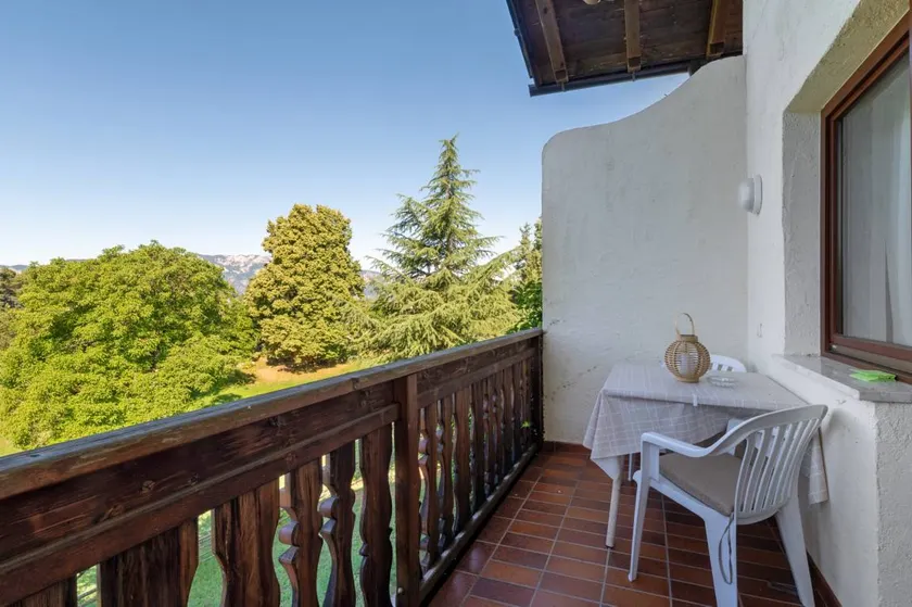 Apartment with terrace & garden | Garden view - Image 1