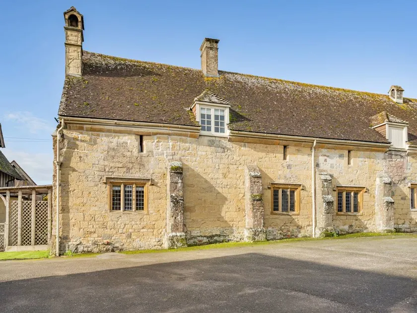 Family-oriented lovely cottage with garden | River view | Pet-friendly - Image 1