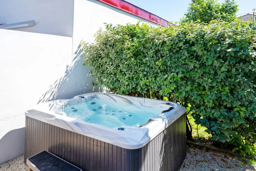 House with terrace, garden & hot tub - Image 1