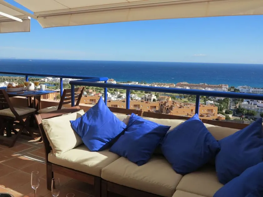 Pleasant flat with garden & pool - Image 1
