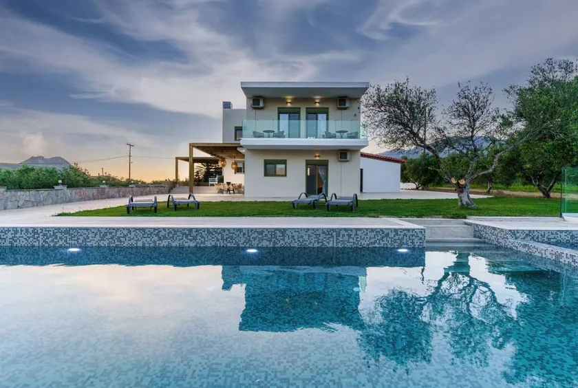 Villa with BBQ, terrace & pool - Image 1