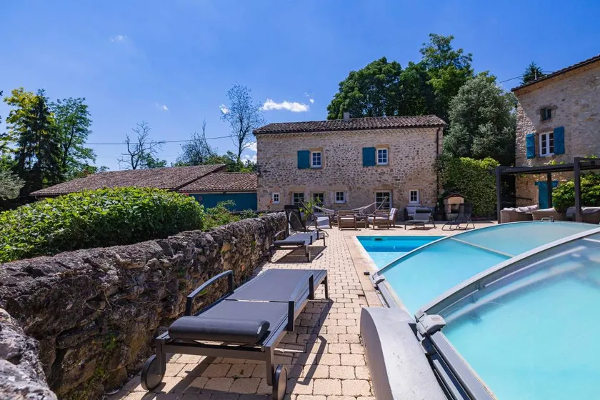 Holiday home with garden, pool & barbeque - Image 1