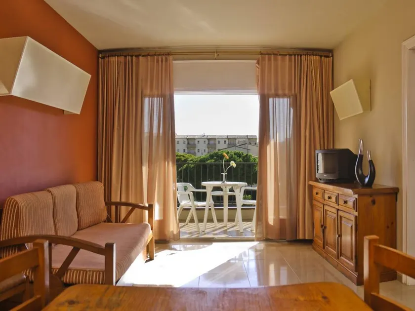 Cozy Apartment Near Beach, Central Location, Pool, Free WiFi, AC, Terrace, Fully Equipped - Image 1