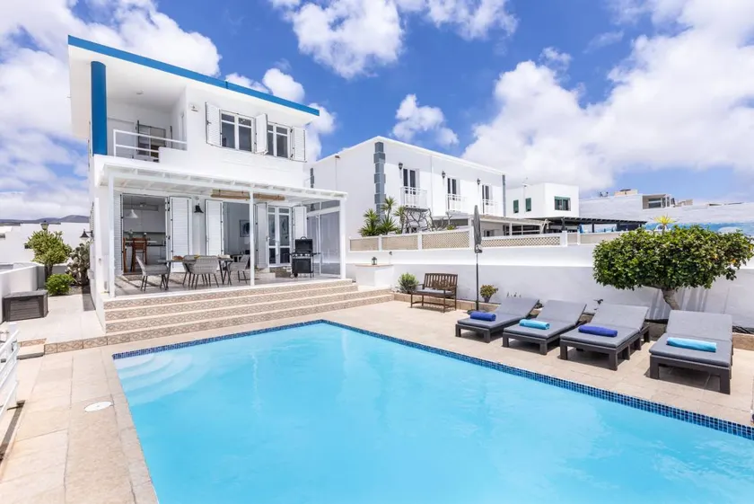 Child-friendly chalet with barbecue, garden & private pool | Beach view - Image 1