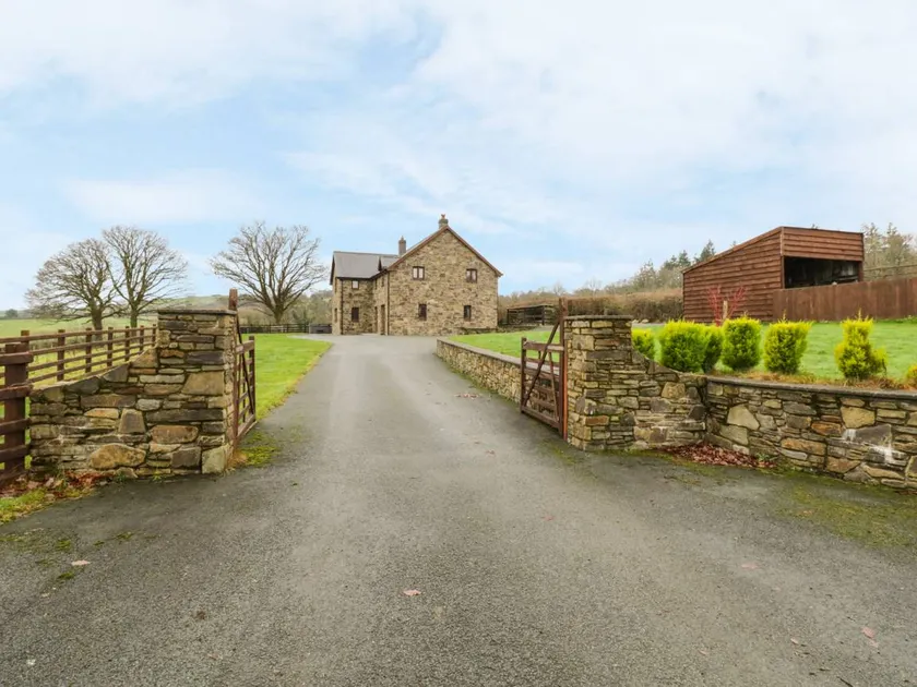 Fully equipped beautiful cottage with garden & jacuzzi | Pet-friendly - Image 1