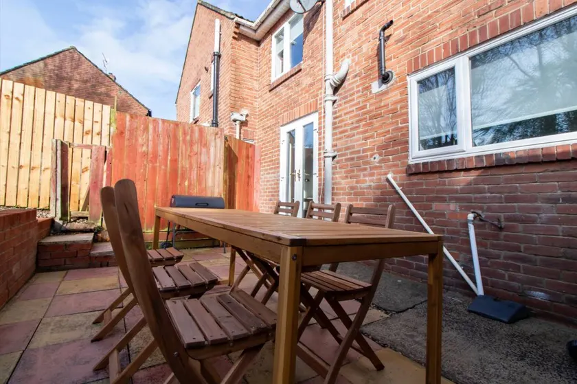 Holiday home with barbeque - Image 1