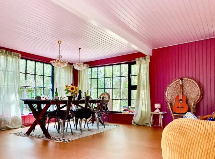 Colorful summerhouse close to the sea - Image 1