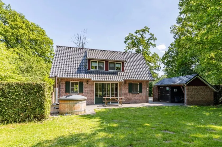 Child-friendly house with sauna, hot tub & terrace - Image 1
