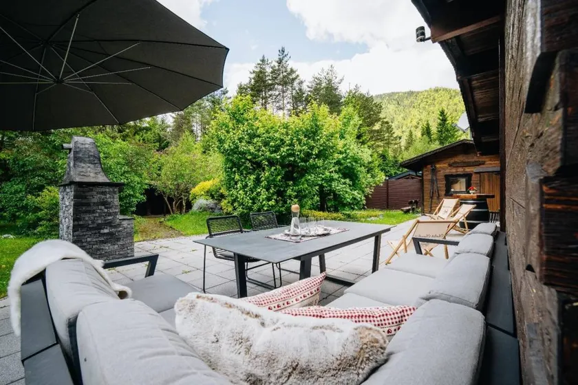 House with garden, sauna & hot tub | Mountain view - Image 1