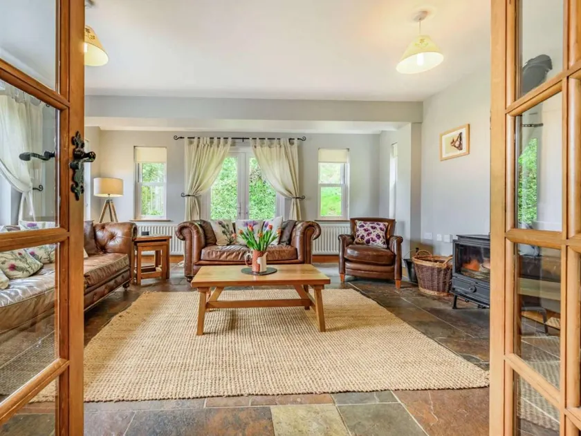 Cottage with garden - Image 1