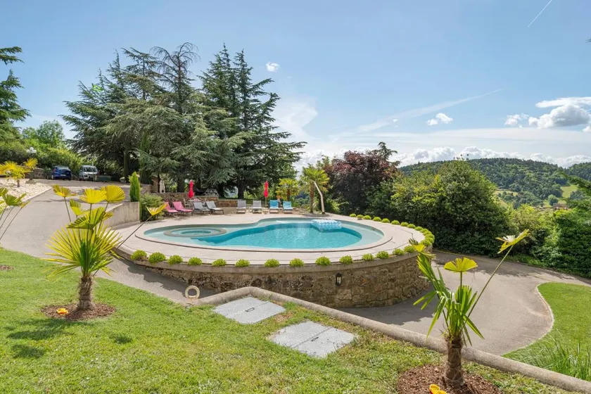Holiday Home 'Bergerie at Domaine de Cabu' with Mountain View, Shared Pool and Wi-Fi - Image 1