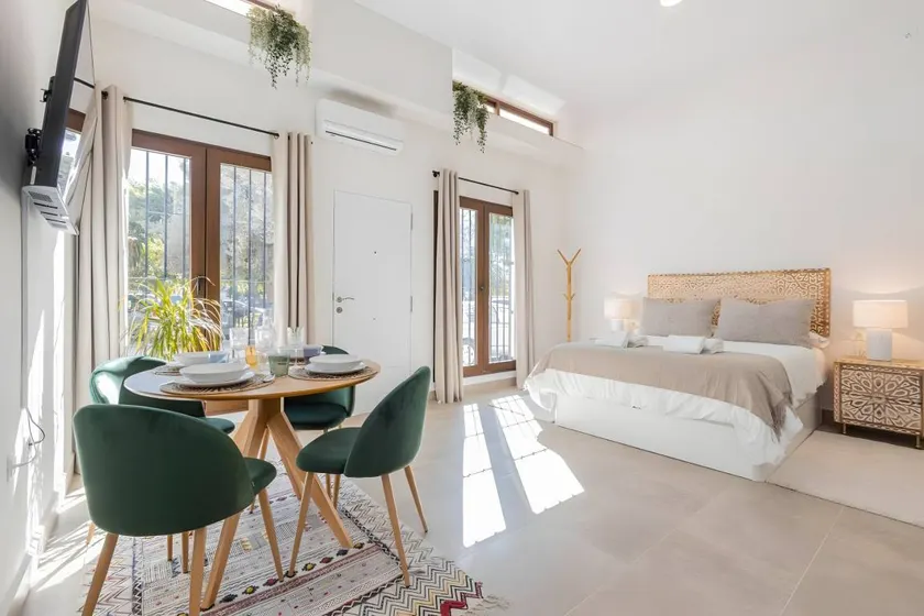 Merveilleux studio entièrement équipé avec internet haut débit | Vue ville | À côté de la plage - Image 1