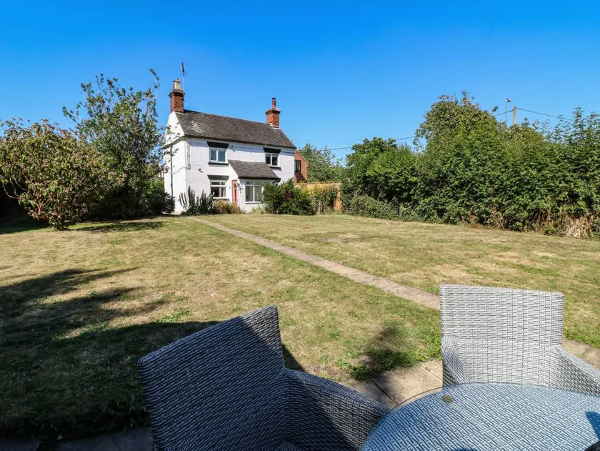 Cottage with garden - Image 1