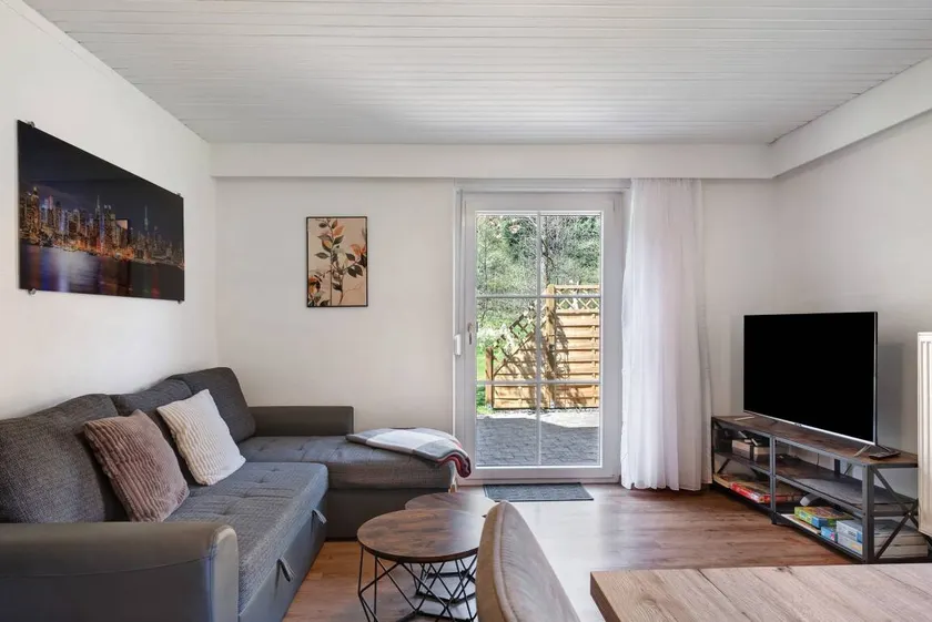 Idyllic Apartment by the Forest Edge with Private Terrace, Shared Garden, and Wi-Fi - Image 1
