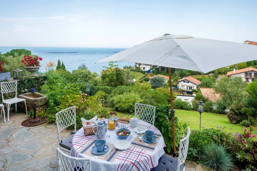 B&B with terrace & garden | Sea view - Image 1