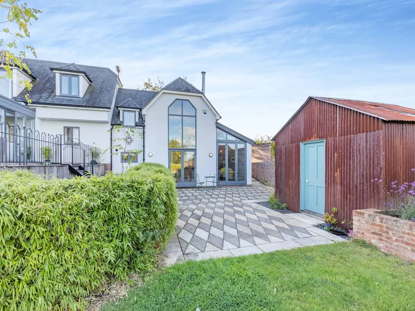 Child-friendly cottage with barbecue & garden | River view - Image 1