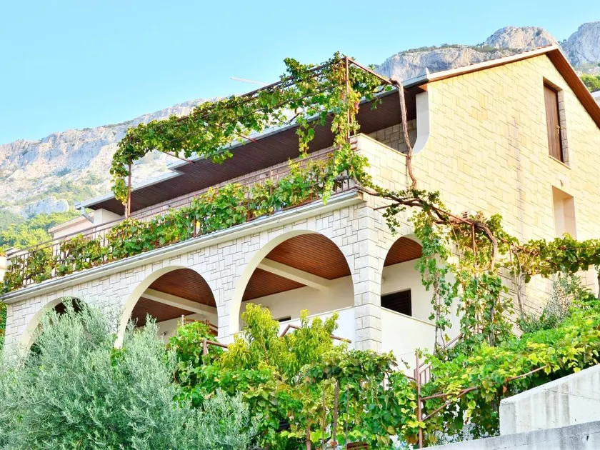 Apartment with terrace & garden - Image 1