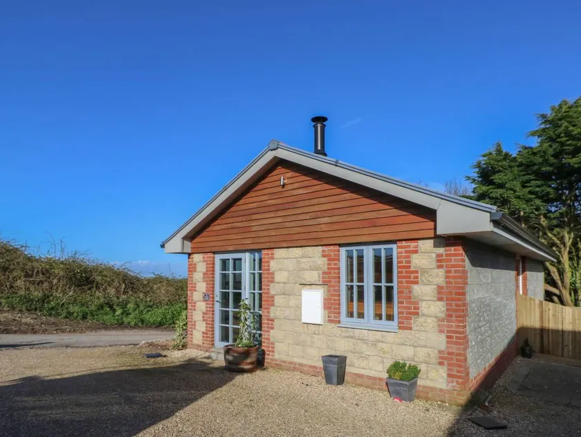 Cottage with hot tub & garden | Beach view - Image 1