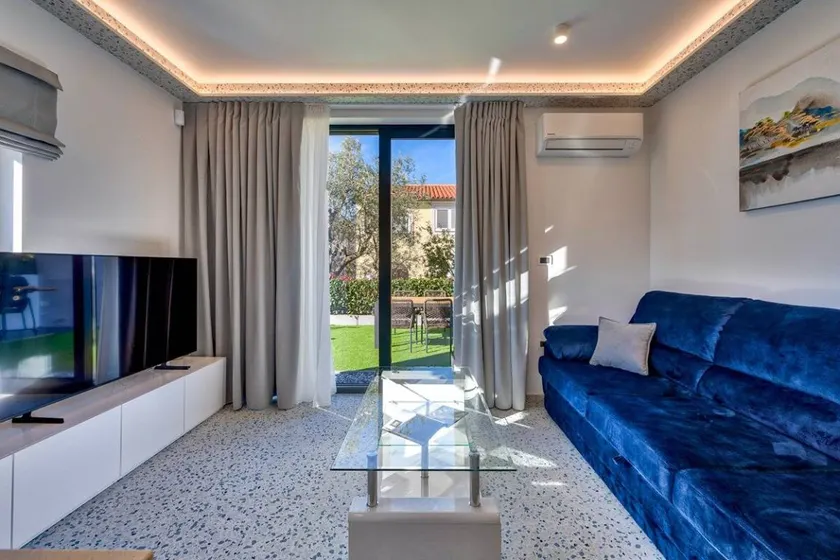 Holiday home with garden, terrace & heated pool - Image 1