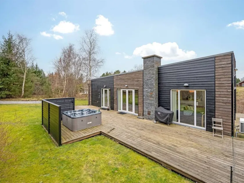 Holiday home with terrace & jacuzzi - Image 1