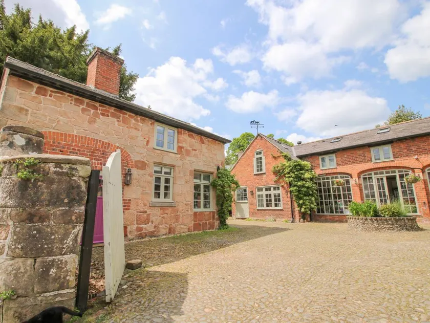 Cottage with garden - Image 1